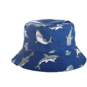 Cappello da sole per bambini blu navy in cotone con stampa squali e tesa larga