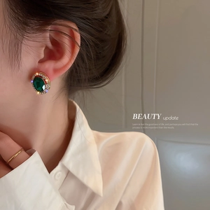 Eleganti orecchini vintage in oro con pietre verde smeraldo e dettagli in diamante