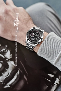 Primer plano de reloj cronógrafo para hombre en acero inoxidable plateado con esfera negra grande