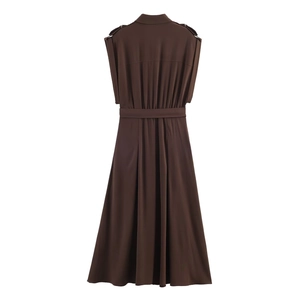 Dunkelbraunes Midi-Damenkleid mit Reverskragen, passendem Gürtel und Schulterklappen