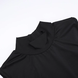 Detailansicht des schwarzen Stehkragens und der feinen Strickstruktur dieses Kleides