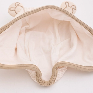Gros plan du bonnet bébé avec protège-oreilles, oreilles de lapin et doublure coton