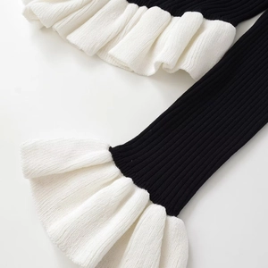 Pull en tricot pour femme avec poignets contrastés et détails de volants superposés