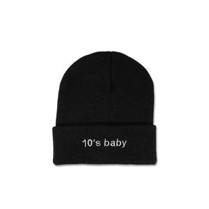 Détail de la broderie blanche 10's baby sur le bonnet en maille côtelée noire