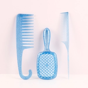 Detail van 3-delige haarborstelset in blauw glitterplastic met grove en puntkammen