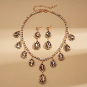 Détail d'un ensemble élégant collier et boucles d'oreilles en cristal champagne et or