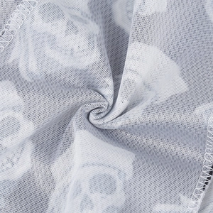 Gros plan macro détaillé d'un tissu en maille respirant avec imprimé tête de mort blanc