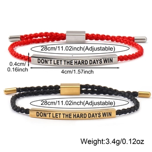 Ensemble de bracelets de couple avec cordes rouge et noir et plaques en métal gravées