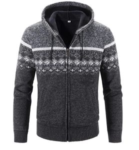 Dettaglio del cardigan grigio in maglia da uomo con motivo nordico e cerniera