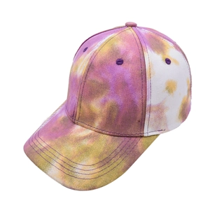 Détail de la casquette de baseball tie-dye avec des motifs en coton sergé violet et jaune