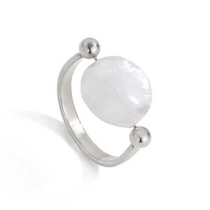 Dettaglio dell'anello con perla barocca e sfere in acciaio inossidabile finitura argento 18K