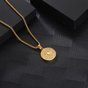 Detailansicht der goldenen Sternzeichen-Kette Krebs mit Relief-Anhänger und Box-Kette