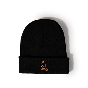Détail du bonnet en maille noire avec broderie orange Amor smile de haute qualité