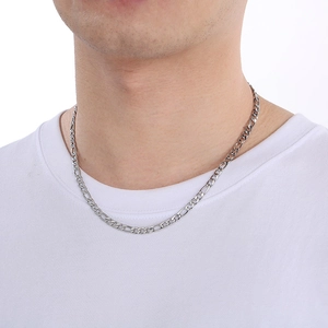 Collier maille Figaro en acier inoxydable argenté porté par un mannequin homme