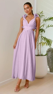 Dettaglio dell'abito in chiffon lilla con fiori 3D e ritaglio in vita raffinato