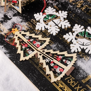Détail macro de décorations de Noël en bois avec sapin, flocons de neige et motifs gravés