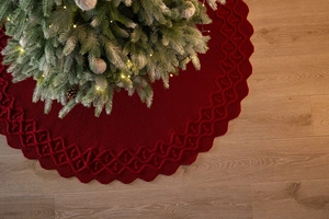 Vista dettagliata del tappeto per albero di Natale in maglia rossa con motivi a trecce