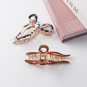 Lot de deux pinces à cheveux élégantes en résine motifs marbre et écaille avec base en alliage doré