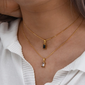 Collier minimaliste en or avec pendentifs rectangulaires en zircon noir et transparent