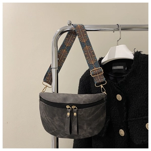 Détail du sac banane gris en demi-lune avec bandoulière ethnique brodée et zips métalliques