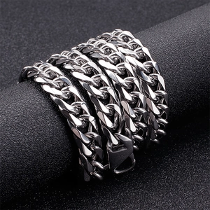 Collier maille gourmette en acier inoxydable argenté pour homme sur présentoir