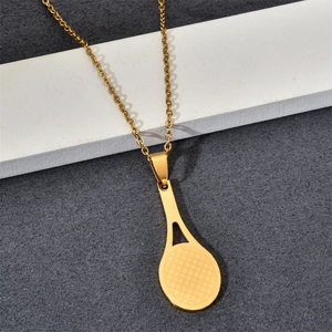 Collier avec pendentif raquette de tennis en acier inoxydable doré sur fond texturé