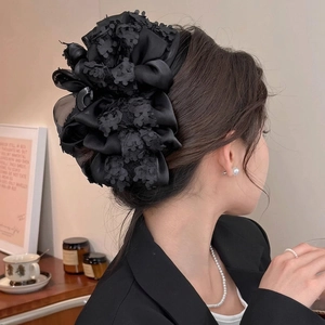 Grande pince à cheveux élégante en dentelle noire à fleurs portée pour un style sophistiqué