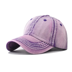 Detailansicht der lila gewaschenen Denim-Baseballkappe mit weißen Kontrastnähten