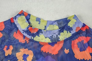 Détail du col montant sur haut en maille coloré avec motif léopard abstrait imprimé