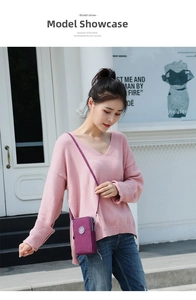 Détail d'un petit sac bandoulière violet en nylon avec plusieurs poches zippées