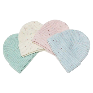Lot de quatre bonnets en maille colorée en vert menthe, beige, rose et bleu avec mouchetures