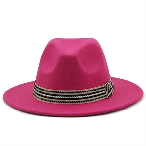Dettaglio del cappello fedora fucsia a tesa larga con nastro a righe colorate