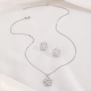 Detailansicht der versilberten Schneeflocken-Halskette und Ohrringe mit Marquise-Zirkonia