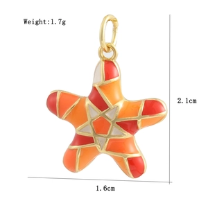 Vue détaillée du pendentif étoile de mer avec dimensions 2,1 cm par 1,6 cm et poids