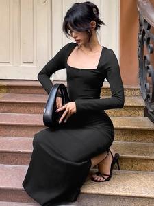 Robe longue noire ajustée à manches longues et col carré pour femme élégante
