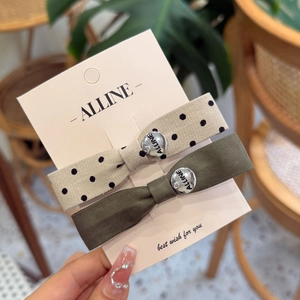 Set di due fermagli per capelli a fiocco con pois beige e tessuto verde oliva con bottoni argento