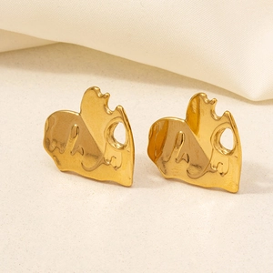 Elegant gold vintage heart earrings with a melted geometric design in polished finish