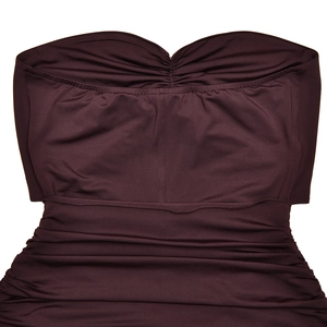 Détail de la robe bustier violet foncé avec décolleté en cœur et plis élégants de face