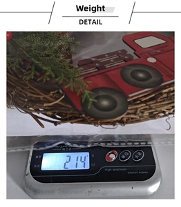 Detail der 214g Gewichtsmessung des Weihnachts-LKW-Kranzes auf einer digitalen Waage
