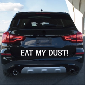 Autocollant vinyle blanc 'EAT MY DUST!' sur l'arrière d'un véhicule noir moderne
