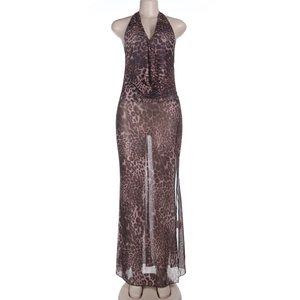 Detail eines Maxikleides mit Leopardenmuster, Neckholder und hohem Seitenschlitz