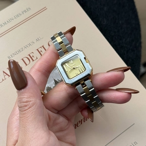 Orologio al quarzo da donna con cassa quadrata, cinturino bicolore e quadrante dorato