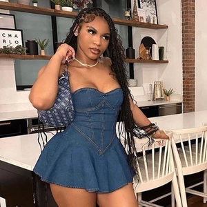 Vestido de mezclilla sin tirantes de corte ajustado con dobladillo de volantes azul