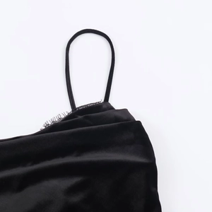 Dettaglio vestito in velluto nero con pizzo a ciglia e sottili spalline regolabili