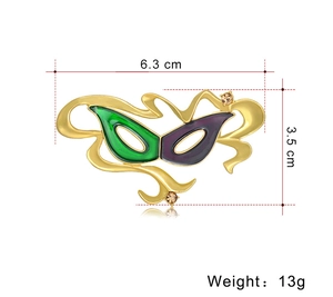 Detailed view of mask brooch with size 6.3cm x 3.5cm and weight 13g specifications