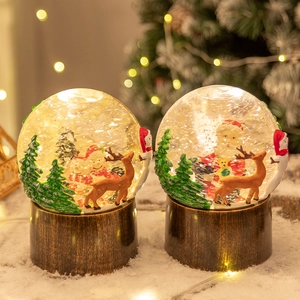 Boule de cristal de Noël avec Père Noël et renne, dotée de lumières LED chaudes