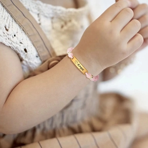 Bracelet personnalisé pour bébé avec perles roses et barre en métal doré gravée