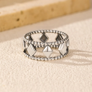 Retro geometric S925 sterling silver rhombus ring with beaded edges on a stone texture
