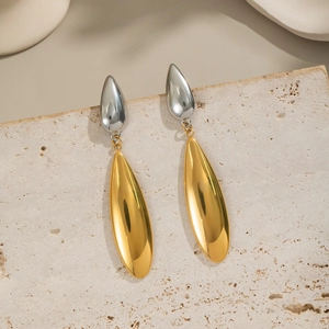 Boucles d'oreilles gouttes minimalistes en or et argent sur pierre de travertin