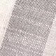 Détail macro de la texture du tissu rayé gris et blanc sur l'ensemble sans manches